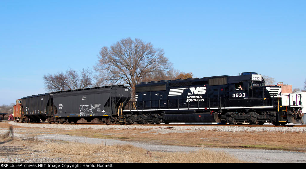 NS 3533 pushes train P06 